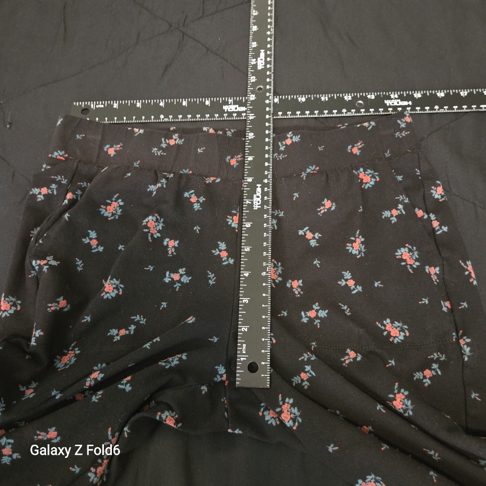 TORRID Black Floral Print Cotton Stretch Ankle Leggings Pants Size 1 - Picture 3 of 8